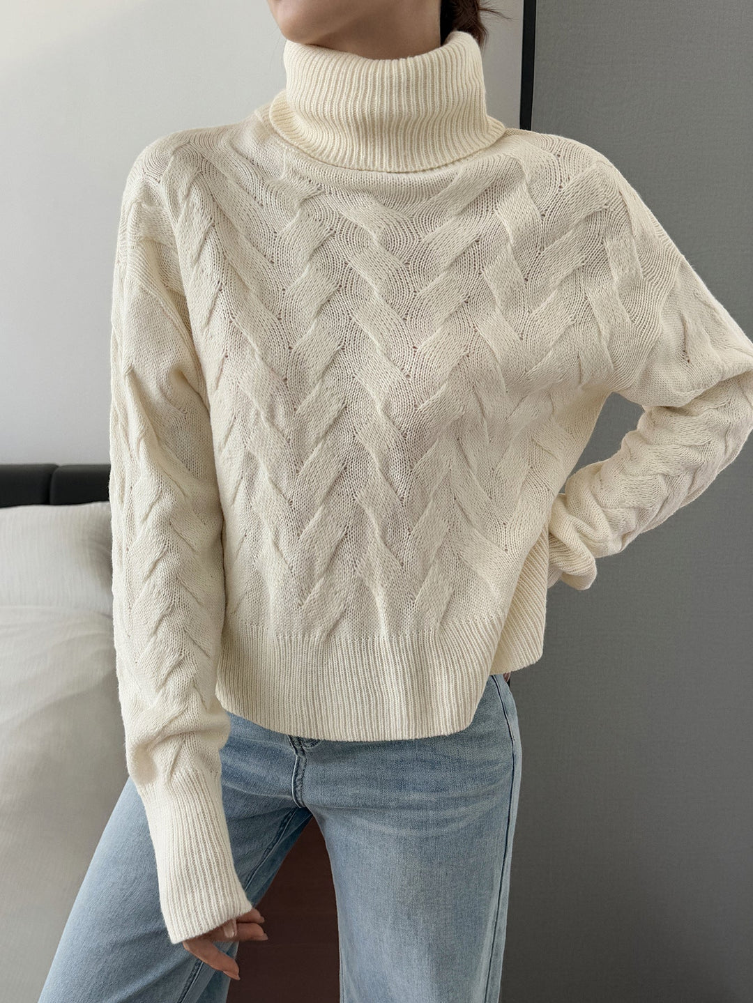 Alice | Effortless Oversized Cable Knit Turtleneck Sweater